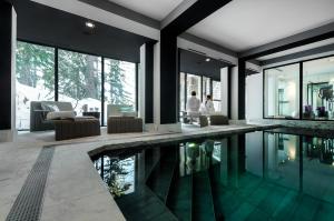 - une piscine dans une maison avec des personnes à l'arrière-plan dans l'établissement Hôtel La Sivolière, à Courchevel