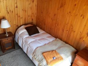 Una cama o camas en una habitación de Hostal Guarida del Trauco