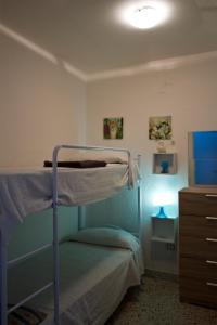 ein Schlafzimmer mit einem Etagenbett und einem TV in der Unterkunft Casa Annunziata, Borgo e mare a Badolato in Badolato