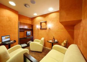 TV a/nebo společenská místnost v ubytování Adria Hotel Prague