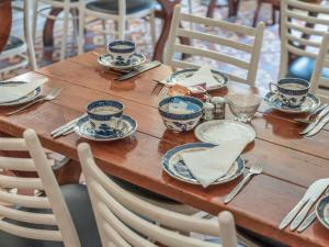 A restaurant or other place to eat at Brook Hotel 