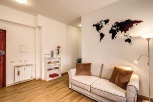 A seating area at Aura Paradise Apartment - With parking garage