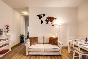 A seating area at Aura Paradise Apartment - With parking garage