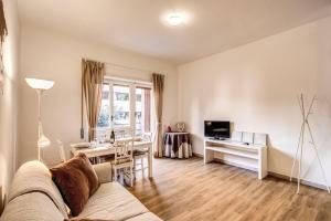 A television and/or entertainment centre at Aura Paradise Apartment - With parking garage