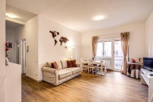 A television and/or entertainment centre at Aura Paradise Apartment - With parking garage