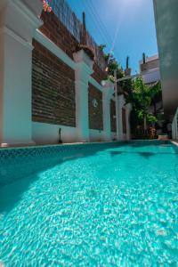 a large swimming pool in a large building at Hotel Suite Boutique El Cactus in Santa Marta
