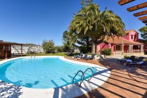 una piscina en un patio con una casa en Finca Madroñal with Pool in Gran Canaria, en Santa Brígida