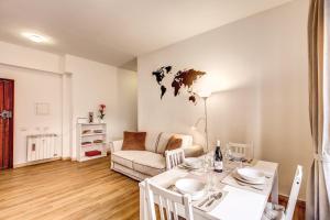 A seating area at Aura Paradise Apartment - With parking garage