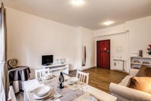 A seating area at Aura Paradise Apartment - With parking garage