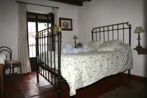 1 dormitorio con cama y ventana en Casa La Tinaja, en Grazalema