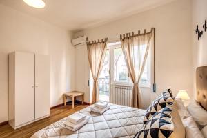 A bed or beds in a room at Aura Paradise Apartment - With parking garage