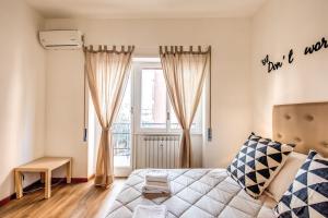A bed or beds in a room at Aura Paradise Apartment - With parking garage