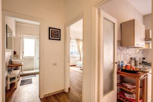 A kitchen or kitchenette at Aura Paradise Apartment - With parking garage