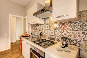 A kitchen or kitchenette at Aura Paradise Apartment - With parking garage