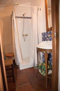baño pequeño con ducha y lavamanos en Casa La Tinaja, en Grazalema