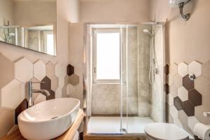 A bathroom at Aura Paradise Apartment - With parking garage