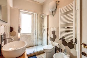 A bathroom at Aura Paradise Apartment - With parking garage