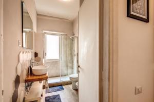 A bathroom at Aura Paradise Apartment - With parking garage Még 34 kép