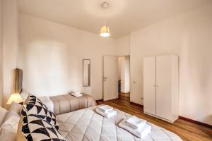 A bed or beds in a room at Aura Paradise Apartment - With parking garage