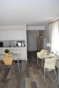eine Küche und ein Esszimmer mit einem Tisch und Stühlen in der Unterkunft Bilderdijklaan 8 Château Petit Sable in De Haan