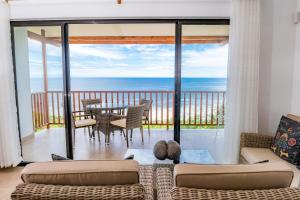 uma sala de estar com vista para o oceano em Villa Lima em Mahé