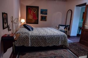- une chambre avec un lit et une couverture dans l'établissement La casa rosa, à Vitiano