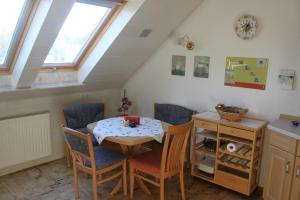 een eetkamer met een tafel en stoelen en een raam bij Ferienwohnung "Küchenmeister" in Schlettau