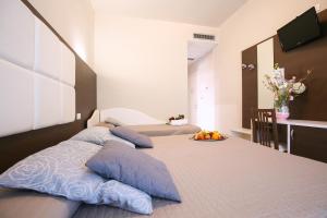 A bed or beds in a room at Hotel Bergamo