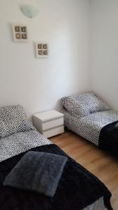 Ένα ή περισσότερα κρεβάτια σε δωμάτιο στο Domki Kamila