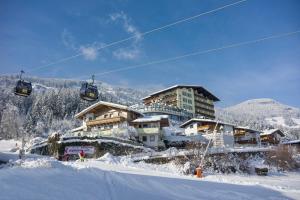 Hotel Waldfriede - Der Logenplatz im Zillertal v zimě