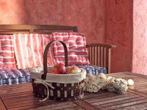 ザキントスにあるMemories villaの木製のテーブルに座るりんご入り