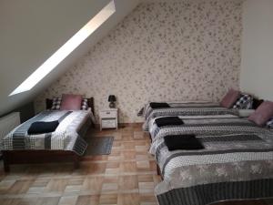 Łóżko lub łóżka w pokoju w obiekcie Koci Grzbiet Agroturystyka