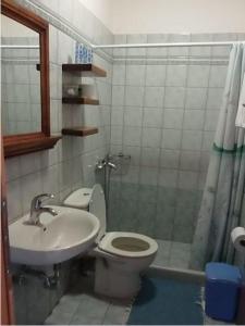 A bathroom at Petrino