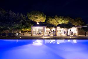 una casa con piscina por la noche en Hotel Garden Salento, en Torre Vado