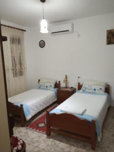 En eller flere senge i et værelse på Guest House Baba Lluka
