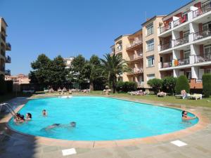 Bazén v ubytovaní Mirablau F 1 1 Empuriabrava Gran Reserva - Immo Barneda alebo v jeho blízkosti