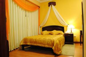 um quarto com uma cama de dossel laranja em Lloresa em Cuenca