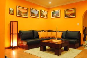 uma sala de estar com um sofá preto e uma mesa em Lloresa em Cuenca