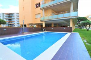 una piscina frente a un edificio en Cap Mestral 1 1A Roses - Immo Barneda, en Roses