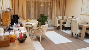 a dining room with a table and chairs at Hotel New in Baia Mare