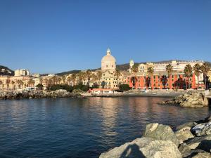 une grande masse d'eau avec des bâtiments en arrière-plan dans l'établissement La Casa di Dory, à Gênes