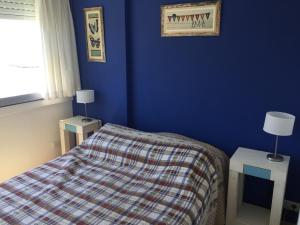 A bed or beds in a room at Departamento Cabo Corrientes con cochera cubierta
