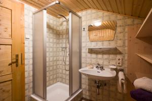 Ένα μπάνιο στο Apartments Ferienhaus Ortner