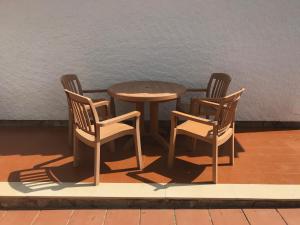 3 sillas, mesa, mesa y 2 sillas en Villa Juani, en Vinarós