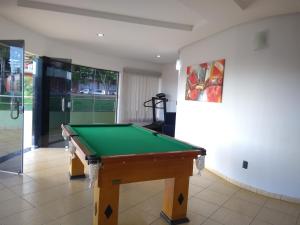 a pool table in the middle of a room at Buriti Hotel in Jataí