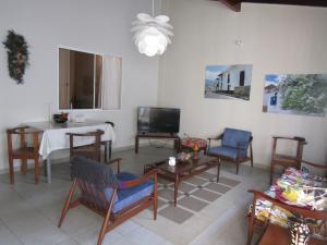 a living room with a table and chairs and a tv at Villa Angela in Zapatoca