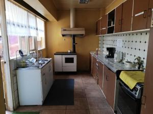 Kuchyň nebo kuchyňský kout v ubytování Eliodoro Yañez Casa o chalet