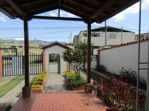 patio con valla y pasarela de ladrillo en Villa Angela, en Zapatoca