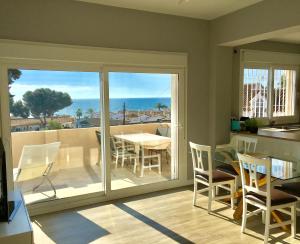 ベナハラフェにあるCasa en la playaのキッチン、海の景色を望むダイニングルーム