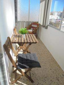 Zimmer mit einem Tisch, 2 Stühlen, einem Tisch und einem Fenster in der Unterkunft BeachCity Guesthouse in Lagos